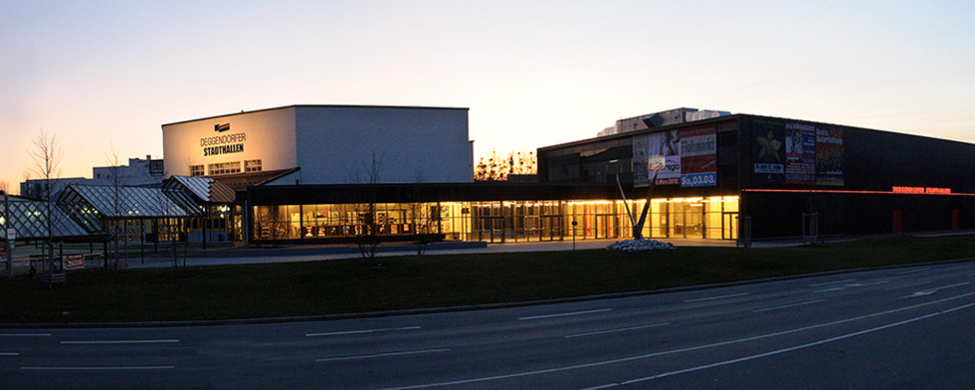 Deggendorfer Stadthallen bei Nacht