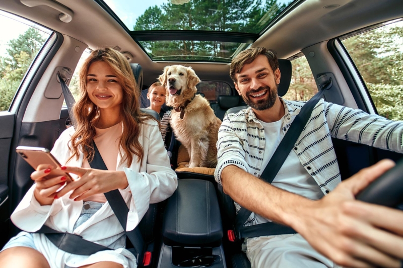Familie mit Hund macht Urlaub in Deggendorf